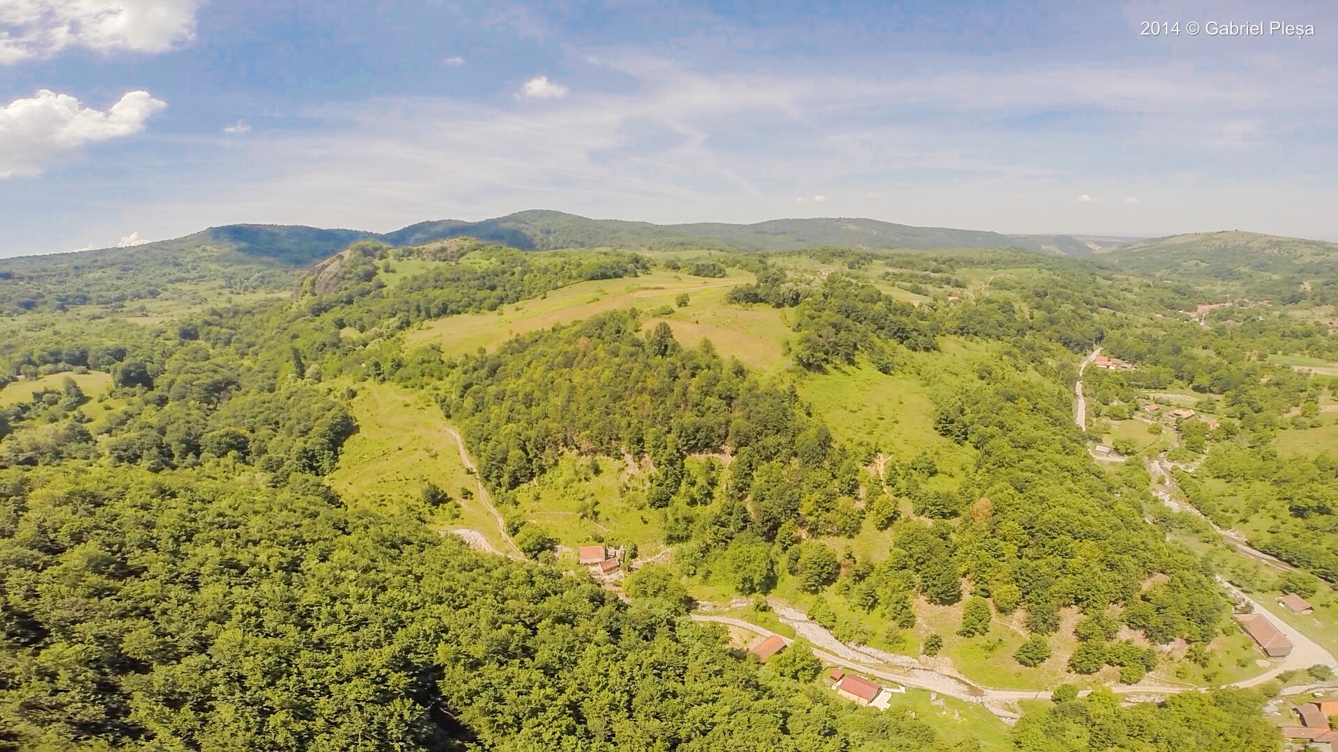 Panoramă aeriană a satului Păiușeni cu dealurile dominante