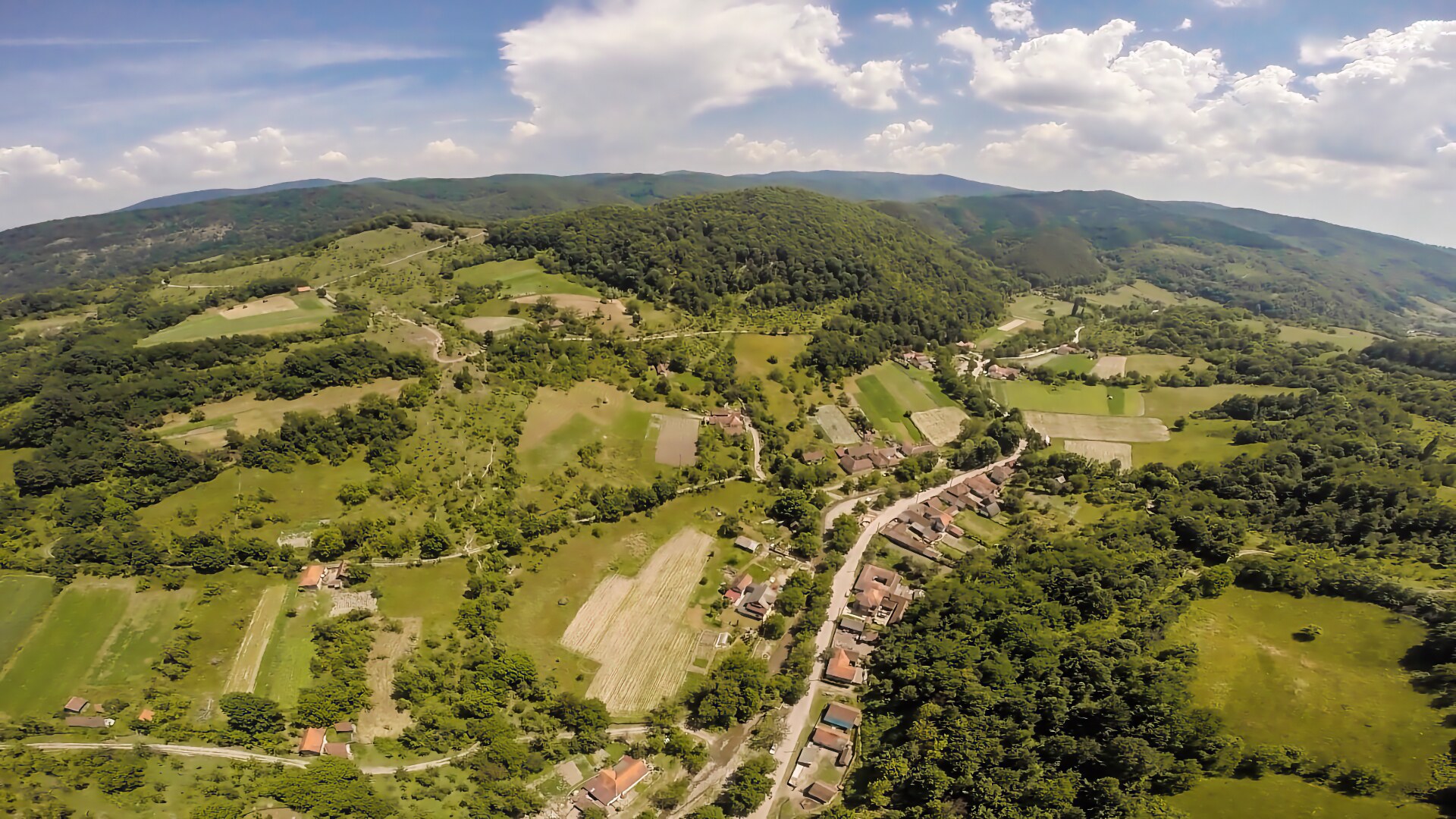 Panoramă aeriană a satului Păiușeni, comuna Chisindia, județul Arad