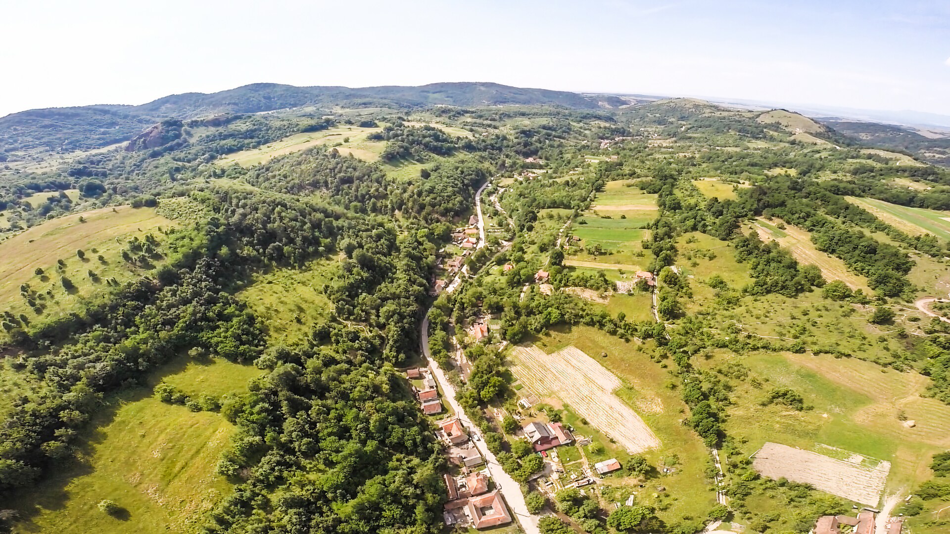 Panoramă aeriană a satului Păiușeni dintr-o altă perspectivă